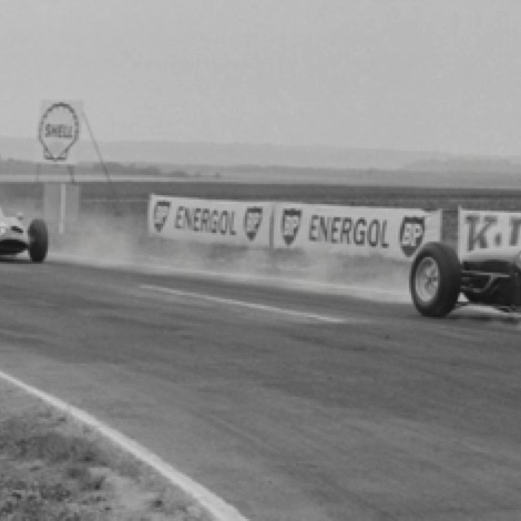 GP de l'ACF à Reims-Gueux : freinage appuyé de Jim devant Henri Taylor sur sa Cooper !